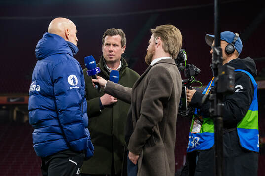 Ståle Solbakken, head coach of Norway, talks to Jesper