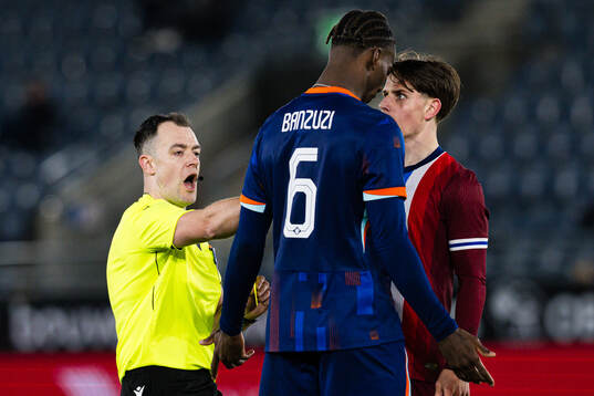 Ezechiel Banzuzi of Netherlands and Oliver Braude of Norway