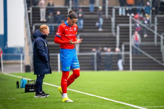 Helsingborgs Ervin Gigovic gör sig redo att hoppa in