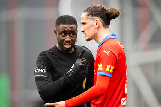 Helsingborgs Ervin Gigovic och Domare Fredrik Oppong