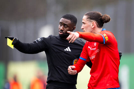 Helsingborgs Ervin Gigovic och Domare Fredrik Oppong