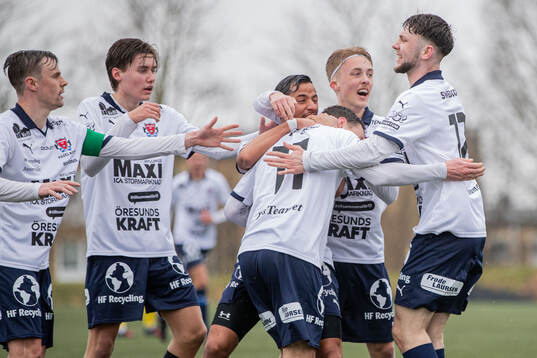 Åstorps FFs Filip Migawa jublar med lagkamrater