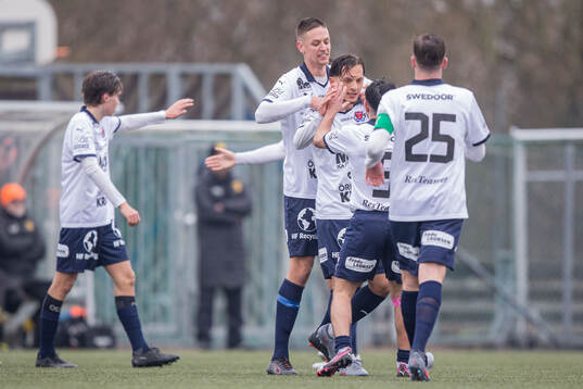 Åstorps FFs Noor Jassem jublar med lagkamrater