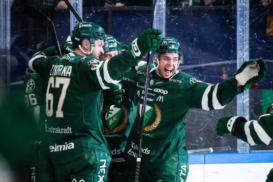 Färjestads David Tomasek jublar med lagkamrater