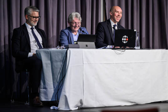 s generalsekreterare Niclas Carlnén, mötesordförande