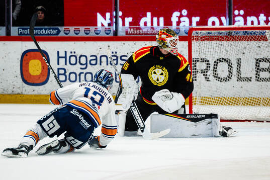 Växjös Dylan Mclaughlin och Brynäs målvakt Damian Clara