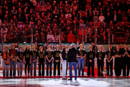 Brynäs damlag hyllas i periodpaus av kvartsfinal tre i SHL