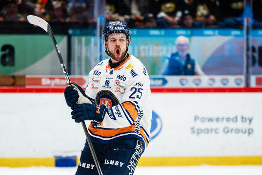 Växjös Lucas Elvenes jublar