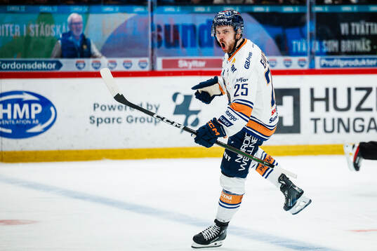 Växjös Lucas Elvenes jublar