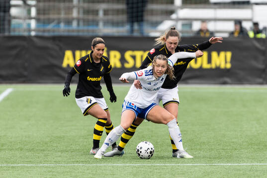 IFK Norrköpings Emma Engström och AIKs Jennie Nordin