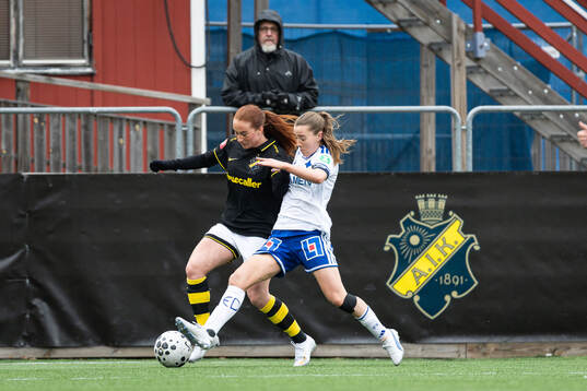 AIKs Ella Reidy och IFK Norrköpings Paula Broddner