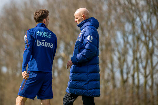 Felix Horn Myhre and Ståle Solbakken, head coach of the