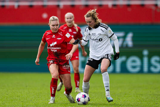 Emma-Helena Peuhkurinen of Brann and Cille Nilsen of