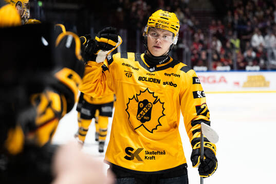 Skellefteås Oskar Vuollet jublar