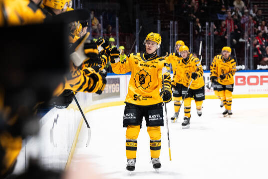 Skellefteås Oskar Vuollet jublar