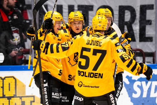 Skellefteås Oskar Vuollet jublar