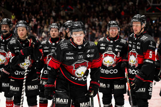 Malmö Redhawks Topi Niemelä jublar