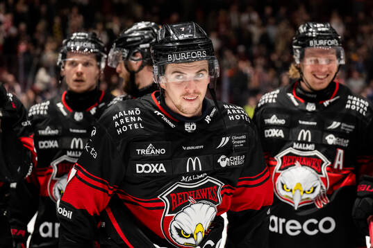Malmö Redhawks Topi Niemelä jublar