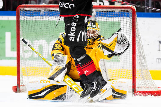 Malmö Redhawks Topi Niemelä skjuter pucken in bakom