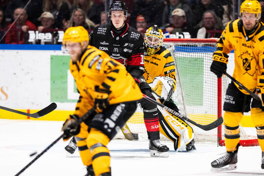 Malmö Redhawks Topi Niemelä skjuter pucken in bakom