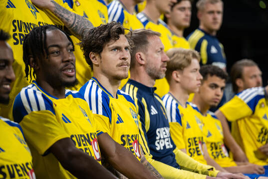 Anthony Elanga and Victor Nilsson Lindelöf of the Swedish