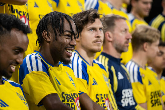 Anthony Elanga and Victor Nilsson Lindelöf of the Swedish