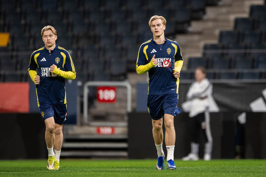 Daniel Svensson and Viktor Gyökeres of the Swedish