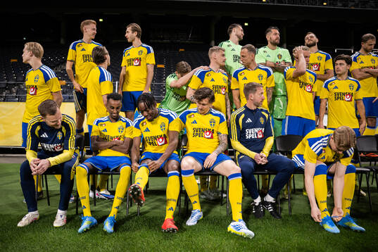 Taha Ali, Anthony Elanga, Victor Nilsson Lindelöf and head