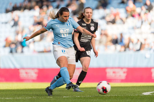 Malmö FFs Emma Petrovic och IK Uppsalas Tora Lindskog