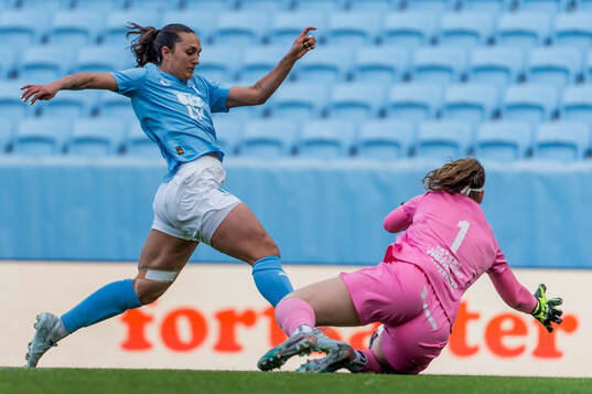 Malmö FFs Isabella D'Aquila och IK Uppsalas målvakt