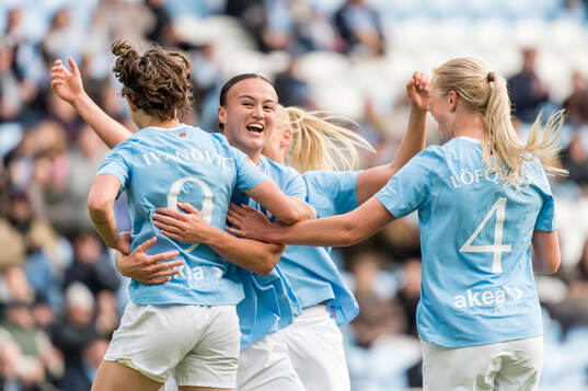 Malmö FFs Amy Sayer jublar med lagkamrater