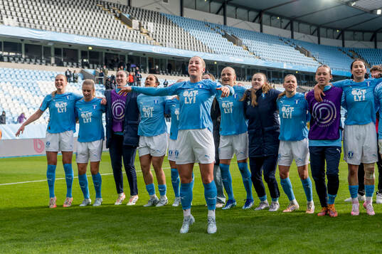 Malmö FFs Mia Persson jublar med lagkamraterna