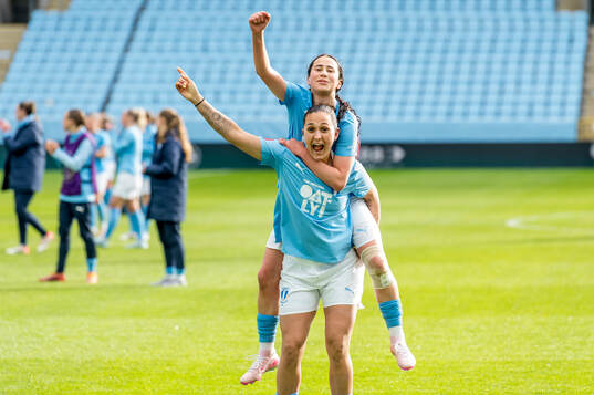 Malmö FFs Isabella D'Aquila och Mayar Khatawi jublar