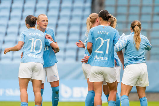 Malmö FFs Wilma Carlsson jublar med lagkamraterna