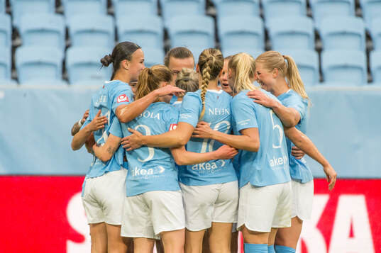 Malmö FFs Mia Persson och spelare jublar