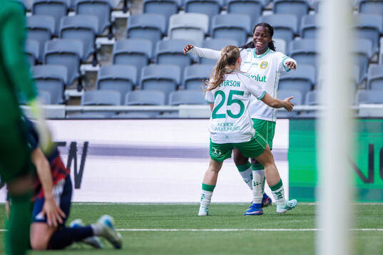 Hammarbys Vivienne Lia jublar med Fanny Peterson