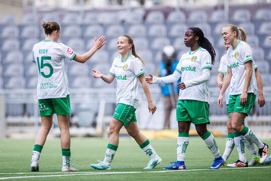 Hammarbys Fanny Peterson jublar med Sofia Reidy och