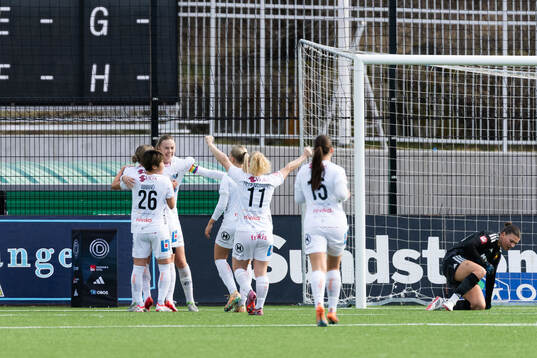 Växjö DFFs Maja Bodin jublar med lagkamrater