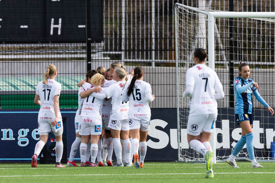 Växjö DFFs Maja Bodin jublar med lagkamrater