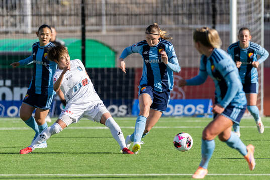 Växjö DFFs Suzu Amano och Djurgårdens Fabienne