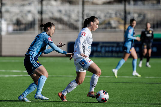 Djurgårdens Urara Watanabe och Växjö DFFs Mariann Hogh