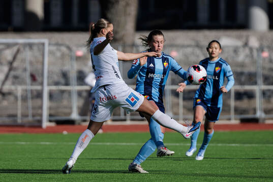 Växjö DFFs Alice Broman och Djurgårdens Elsa Pelgander