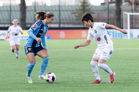 Djurgårdens Johanna Renmark och Växjö DFFs Suzu Amano