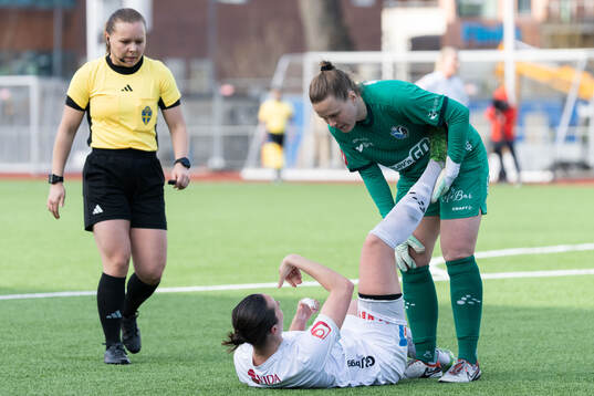 Växjö DFFs Nellie Karlsson har ont