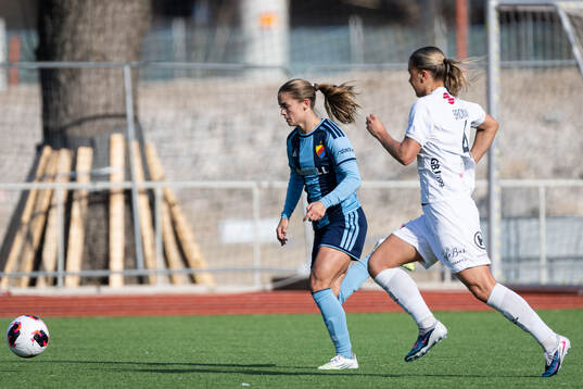 Djurgårdens Johanna Renmark och Växjö DFFs Alice Broman