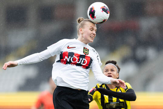 Brommapojkarnas Amanda Wulff och Häckens Felicia Schröder