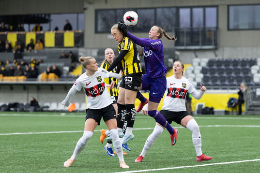 Häckens Paulina Nyström och Brommapojkarnas målvakt