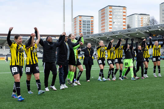 Häckens spelare jublar och tackar publiken