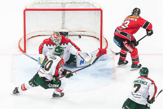 Luleås Eetu Koivistoinen gör 3-3 bakom Frölundas