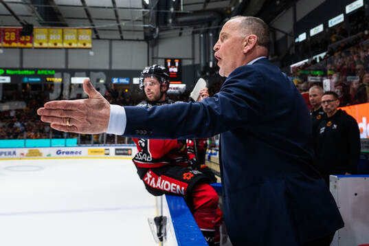 Luleås tränare Thomas Berglund reagerar